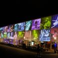 Hver aften fra 12. februar til 12. marts kan man på Musikhusets facade se en foto-kavalkade af kunstnere, lokale og nationale helte, der har besøgt det aarhusianske kulturhus igennem de sidste 40 år. Foto: Anders Hede