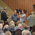Borgmester Jan Petersen blev interviewet af TV2 Østjylland, der dækkede mødet og også interviewede nogle af borgerne på tilhørerpladserne. Foto: Anette Bonde.