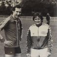 Poul Malling (tv) i Ikast, 1983, hvor han varmer op til en af sine første kampe i landets bedste fodboldrække. Her sammen med superstjernen Allan Simonsen, der lige var kommet hjem til Vejle efter udlandsophold i Barcelona og siden Charlton. Foto: Tilst Kasted Lokalhistoriske Arkiv