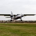 Det koster nu 800 kroner at lande på græsbanen på Anholt, hvis man er pilot i en maskine over 1200 kg. Copenhagen AirTaxis dobbeltrolle som forpagter af flyvepladsen og flyselskab, der driver taxaruten til Anholt førte til en omfattende klage til Forbruger- og Konkurrencestyrelsen fra fritidspiloter, sommerhusejere og lokale. Arkivfoto: Per Folkver/Politiken/Ritzau Scanpix