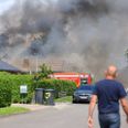 Branden i villaen på Spiren i Gistrup udvikler kraftig røg. Brandvæsen og politi er på stedet i skrivende stund. Foto: Presse-fotos.dk.