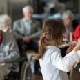 Musikskoleelever optræder for de ældre Historien handler om: Aarhus Musikskole og ”Sundhed og Omsorg” har sat et projekt i gang, hvor eleverne kommer ud og optræder for de ældre. Rosenvangs Plejecenter. Århus.