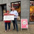Joan Brass fra Mødrehjælpen Djursland før her overdraget checken på 15.000 kroner af salgsansvarlig hos JAC-VW Grenaa Lars Hesselø. Privatfoto