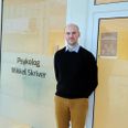 Mikkel Skriver bor selv i Hadsten. Siden maj 2021 har han drevet egen psykologpraksis i byen. Idag holder han til i Sundhedshuset. Foto: CSJ