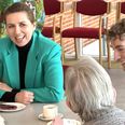 Statsminister Mette Frederiksen (S) kom fredag til Galten på lynbesøg, for at høre, hvad det er Plejecenter Tjørnehaven gør så godt, at det kan tiltrække unge mænd som Aske Reipurth (th). Privatfoto