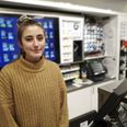 Ezgi Ünalan skal for tredje juleaften stå bag disken i 7-Eleven ved Nørreport.