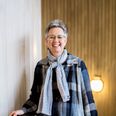 Margit Sandvang Larsen, formand for røde Kors Hadsten-Hinnerup, forklarer, at det nye tiltag holder fysisk til i Røde Kors Caféen i den gamle politistation i Hadsten, men tiltaget er for borgere i hele kommunen. Arkivfoto