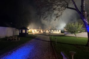 Fem personer var i overhængende fare, da opholdssted i Vissing brændte midt om natten. Branden var påsat af en af beboerne. Han har nu fået sin dom.