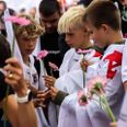 Hundredvis af AGF-fans benyttede Aarhus Walk til at stoppe ved Tivoli Frihedens indgang og lægge en blomst til ære for den 14-årige pige, der på tragisk vis mistede livet i sidste uge. En dybfølt start på en dag, hvor glæden senere fik lov til at tage over og skinne nedover Smilets By. Foto: presse-fotos.dk
