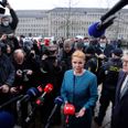 Dom i Rigsretssagen mod Inger Støjberg. Her taler hun med pressen efter dommen med den ene af sine forsvarere Advokat René Offersen (th). Foto: Jens Dresling