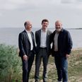 Anders Holch Povlsen - yderst til højre - har valgt at donere et stort beløb til Aarhus Kommune, hvilket vækker glæde hos borgmester Anders Winnerskjold (S) og rådmand Nicolaj Bang (K). Pressefoto