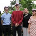 Årets første studenter fra Grenaa Gymnasium. Fra venstre er det Rebecca Löschke Hansen, Anker Hauge Nielsen, Mads Hansen, Victoria B. rektor Helene Bendorff Kristensen og Victoria B. E. Nielsen. Foto: Grenaa Gymnasium
