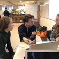 Mathilde Risager Pedersen og Rikke-Marie Ditlev Borch med deres vejleder Kim Svendsen, som selv er i gang med den tre-årige filmuddannelse på Super8 i Aarhus. Foto: Michael Wulff