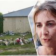 Blomster lagt ved huset, hvor den 64-årige kvinde blev dræbt. Foto: Presse-fotos.dk/Jens Dresling/Ritzau Scanpix