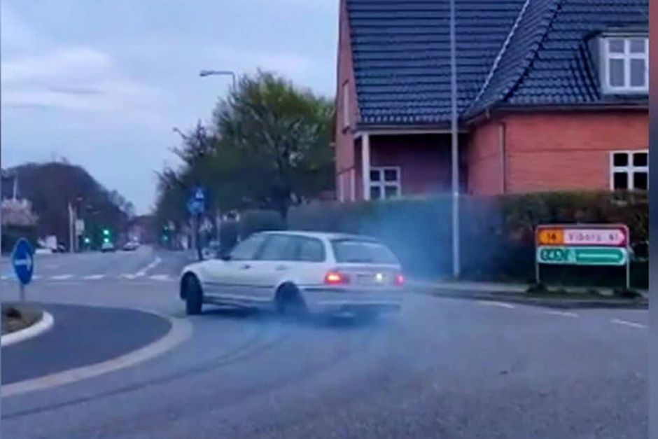 Video viser en sølvgrå BMW drifte i en rundkørsel i Randers. Kommunen erkender, at der er særlige udfordringer med hasarderet kørsel i området.