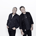 Poul Krebs og Michael Falch har udsigt til en totalt udsolgt akustisk duotur til foråret. Nu kommer de til Pavillonen på græs, hvor de bliver backet op af deres fælles band bestående af Troels Skjærbæk (bas), Mikkel Reumert Damgaard (keys), Vicky Singh (guit.) og Peter Dombernowsky (tr). På sommertogtet rundt i landet i 2024 vil KrebsFalch og deres fælles band fokusere på de største sange i nye friske forklædninger. KrebsFalch har i anledning af deres turné udsendt singlen “Kalder drømmene tilbage”. Pressefoto: Stine Heilmann Photography