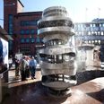 I 17 år fik Elisabeth Toubros 19 meter lange og 3,7 meter høje kunstinstallation Torvenes Brøndsløjfe, bedre kendt som Vanddragen, lov at stå på Store Torv. Den kostede i sin tid 4,5 millioner kroner, hvoraf størstedelen blev finansieret af Statens Kunstfond. Arkivfoto: Ole Lind