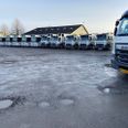 Det kræver noget plads at line 21 spritnye skraldebiler op. Heldigvis er forholdene på Industrivej 11 i Ryomgård til at kunne gøre det. Foto: Lars Norman Thomsen