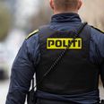 En ikke helt almindelig biljagt fandt onsdag morgen sted i Dyrehaven ved Skanderborg. Her forsøgte en narkopåvirket mand at køre fra politiet på punkterede dæk. Inden da havde han også forsøgt at gemme sig på toilettet på hotel Skanderborghus. Foto: Rigspolitiet