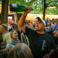 Solskin, festivalstemning og brede smil prægede Smukfests første dag. Foto: Per Bille