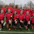 Marienhoffskolens pigehold er klar til den midtjyske kredsfinale mod Stjernevejskolen fra Hedensted. Bagerst fra venstre Isabella Nygård Jensen, Sarah Teglhøj, Kamille Koudal Andersen, Maria Wulf Holm, Caroline Rasmussen, Thea Foss, Sofie Vinter Sørensen, Cecilie Teglhøj og Rebekka Præst Norman Thomsen. Forrest fra venstre: Sarah 'Ry' Ryborg, Mira Dalby Kjeldsen, Ella Koudal Andersen, Alberte Schrøder Uldal, Josefine Vinter Sørensen, Rebekka Kajsdottir Simonsen og Celina Toft. Foto: Mikkel Aslak Koudal Andersen