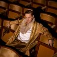 Aarhus Teater har taget Jeppe på Bjerget op i en version, hvor Christian Lollike lader Jeppe være en veteran, der tror, at han skal dø i krig, men kommer hjem og har svært ved at finde sig til rette. Jeppe spilles af Thure Lindhardt. Foto: Miles Lilley
