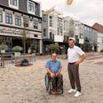Viggo Rasmussen og borgmester Frands Fischer i den nyrenoverede del af Adelgade, hvor ramper, ledelinjer og jævne belægninger skal gøre gaden lettere at bruge for flere. Foto: Grethe Bo Madsen