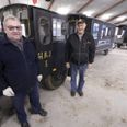 Poul Erik Nielsen og Kristian Jørgensen passer og plejer det lille tog. De to står også for booking, hvis man lige står og vil have sit eget tog på gaden. Foto og video: Michael Wulff