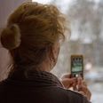 Kvinden fik telefonen frem og fik taget afgørende fotos af bil og gerningsmand. Arkivfoto: Adobe Stock