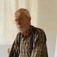 Det var på gulvet her foran sengen, at Knud Risager væltede en nat for en lille måned siden og ikke kunne op ved egen hjælp. Foto: Lars Norman Thomsen