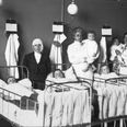Sygeplejersker med indlagte børn på kommunehospitalet i starten af 1900-tallet. Ukendt fotograf, ca. 1912, Aarhus Stadsarkiv