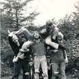 Lars Lilholt (i midten) var en af beboerne i kollektivet Røgen Brugs, som har sat sit præg på landsbyens udvikling. Foto fra bogen 'Kollektiverne i Terrænet'