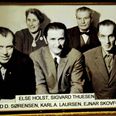 Lokalhistoriens vingesus bliver man mindet om, når man træder indenfor hos Mols Arkivet. Billedet af de fem stiftere bliver aldrig pillet ned fra væggen. Foto: Lars Norman Thomsen