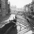 Arbejdet med at rørlægge og overdække Aarhus Å ved Åboulevarden. De hvide bygninger i baggrunden lå, hvor vi i dag har Magasin. Foto: Stadsingeniørens Kontor, 1933, Aarhus Stadsarkiv