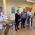 To motionister var allerede i gang i motionslokalet på Rosengården efter, at udvalgsformand Riber Hog Athonsen (yderst th.) havde klippet snoren ved åbningen af Motion & Café torsdag 8. maj. Frivilligleder og fast inventar Simon Sørensen i midten og ved siden af ham, fysioterapeut Irene Vonsild, der vil komme i Motion & Café en gang om måneden. Foto: Lars Norman Thomsen