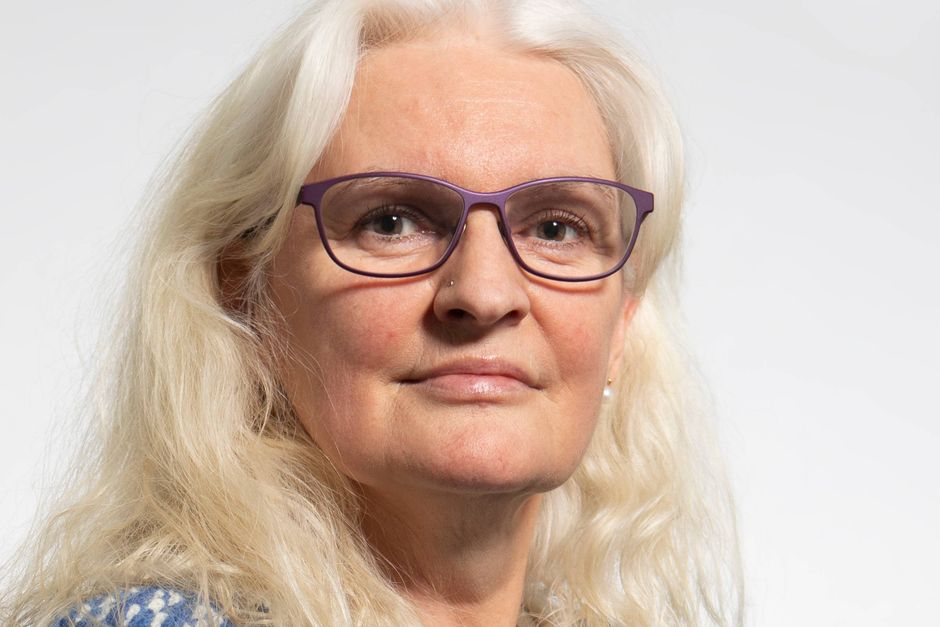 Nye Borgerlige enlige repræsentant i Syddjurs Byråd genopstiller til kommunalvalget i 2025, men for hvilket parti tygger hun fortsat på.