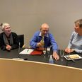 Margit S. Larsen fra Røde Kors, Hugo Strunge Frank fra Ældre Sagen og Favrskov Kommunes ældrechef Jeanette Rokbøl skriver under på partnerskabsaftale mod ensomhed. Foto: Favrskov Kommune