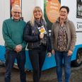 Bent Nielsen, Mette Nielsen og Joan Lang foran Kolind Slagterens bil, der bringer budskabet om Kolind med på turene til blandt andet Aarhus. Foto: Mogens Greve