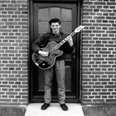 Per Rasmus Møller som han så ud i 1962, mens håret endnu kun gik til ørerne og musikken i sin vorden. Hyllesteds svar på Tommy Steele. Billedet er taget på fortrappen til barndomshjemmet Hyllested Bygade 18.