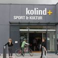 Kolind+ på Bugtrupvej 33 blev officielt indviet fredag den 19. august 2016 efter en stor om- og udbygning af den tidligere Kolind-Hal. Kolind+ er fortsat på kommunale hænder og har derfor ikke de samme frihedsgrader til at sælge navnet til en lokal erhvervsdrivende som de øvrige haller i kommunen. Foto: Lars Norman Thomsen