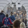 Fra mindehøjtideligheden foran parrets hjem i Brande. Foto: Bo Amstrup Ritzau/Scenpix.