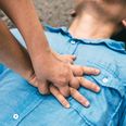 Der er dobbelt så stor chance for at overleve et hjertestop, når hjælpen gives hurtigt. Arkivfoto: Adobe Stock