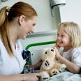 TrygFonden har doneret krammebamser siden 2007. I alt 550.000 krammebamser er gennem hospitaler og specialklinikker blevet udleveret til børn i hele landet.
