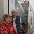 Ingelise Rohde (tv) slap med nød og næppe ud af elevatoren i sin el-crosser, men formanden for arkivet Margit Bagger ærgede sig over, at elevatoren er for lille.. Foto: Hanne Bliksted