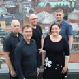Aarhus fra toppen af et tag med Quist's Jazz Quintet i forgrunden. En bid af musikvideoen til 'Går sjælsomt gennem byen' er filmet her, på tagterassen i Europahuset.