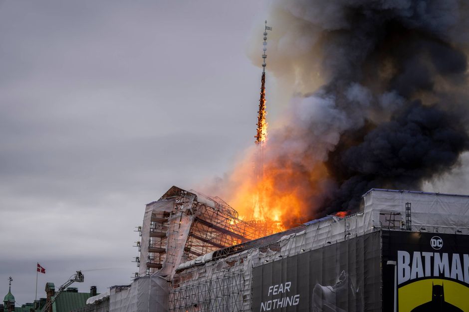 Børsen i København var i gang med en stor restaurering, inden den tirsdag brød i brand. Det samme er Gammel Estrup, og derfor fulgte museumsdirektøren tæt med, mens flammerne åd den historiske bygning.  