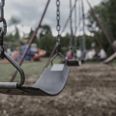 En femårig dreng blev varigt hjerneskadet ved en ulykke på en legeplads i Hedensted Kommune - tirsdag faldt dommen over kommunen. Genrefoto: Adobe Stock.