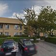 Tre ældre personer mellem 80 og 90 år fik torsdag middag besøg af en mand i styrthjelm, som politiet gerne vil i kontakt med.