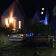 Bil endte i forhave efter færdselsuheld.