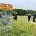 Banen er allerede spilbar, selv om alle tee-steder endnu ikke er færdiggjort. Her tester Udeholdet fra AC Auning kurvene sammen med Carsten Enemark, som selv er ivrig disc golf-spiller. Foto: Simon Carlson